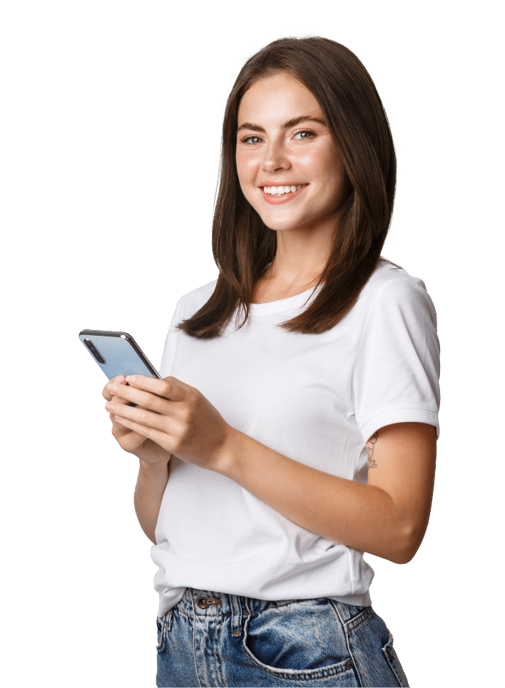 Joven mujer utilizando la solución 2RConnect en su teléfono celular